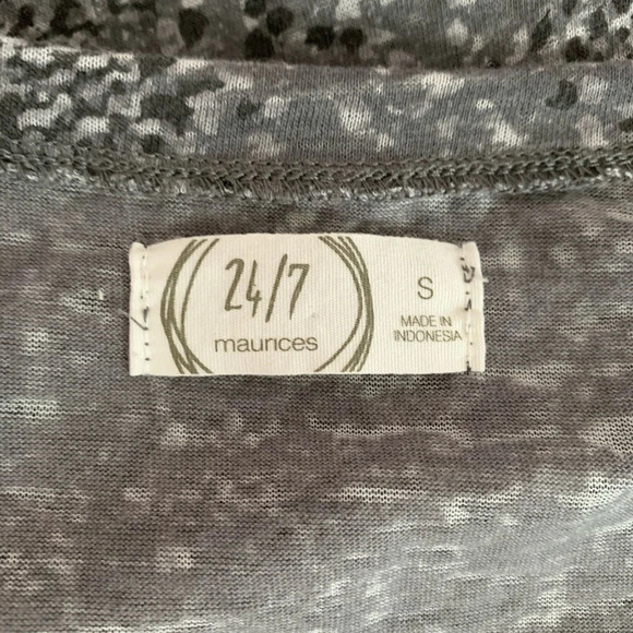 Maurices 24/7 Gray Snakeskin Print Knot Front V-neck Tee Small Women’s - Picture 6 of 8